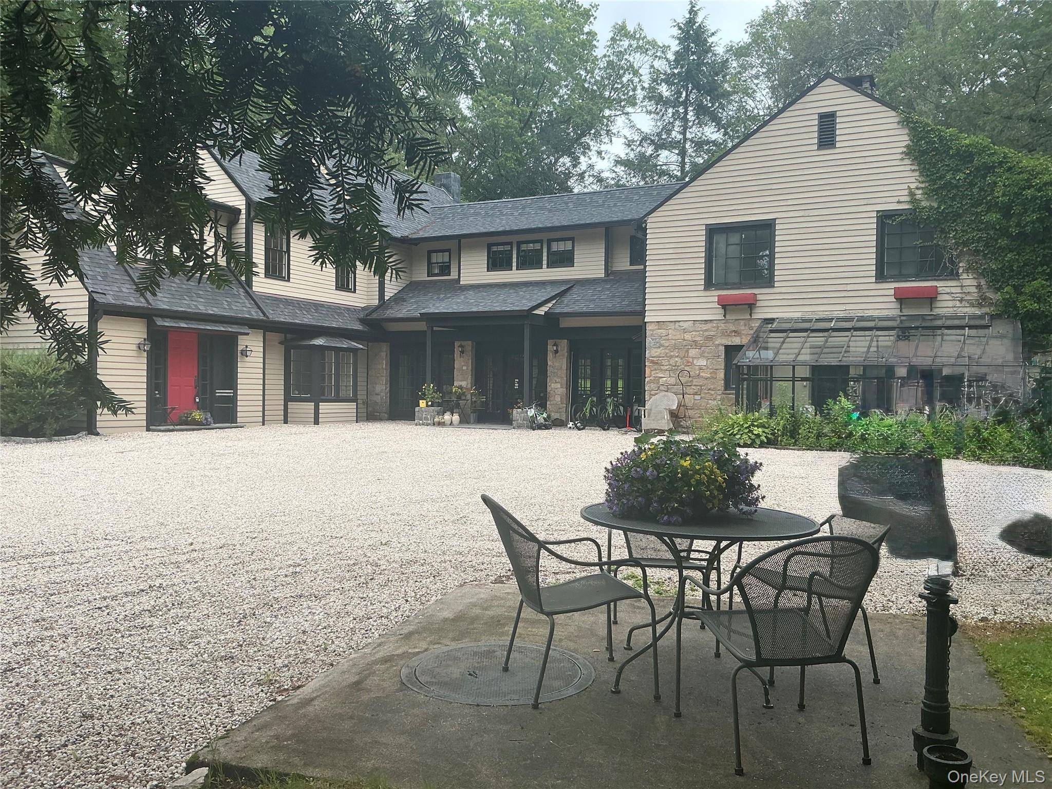 Totally Renovated 4 Bedroom Carriage House Ideal for Extended Families.