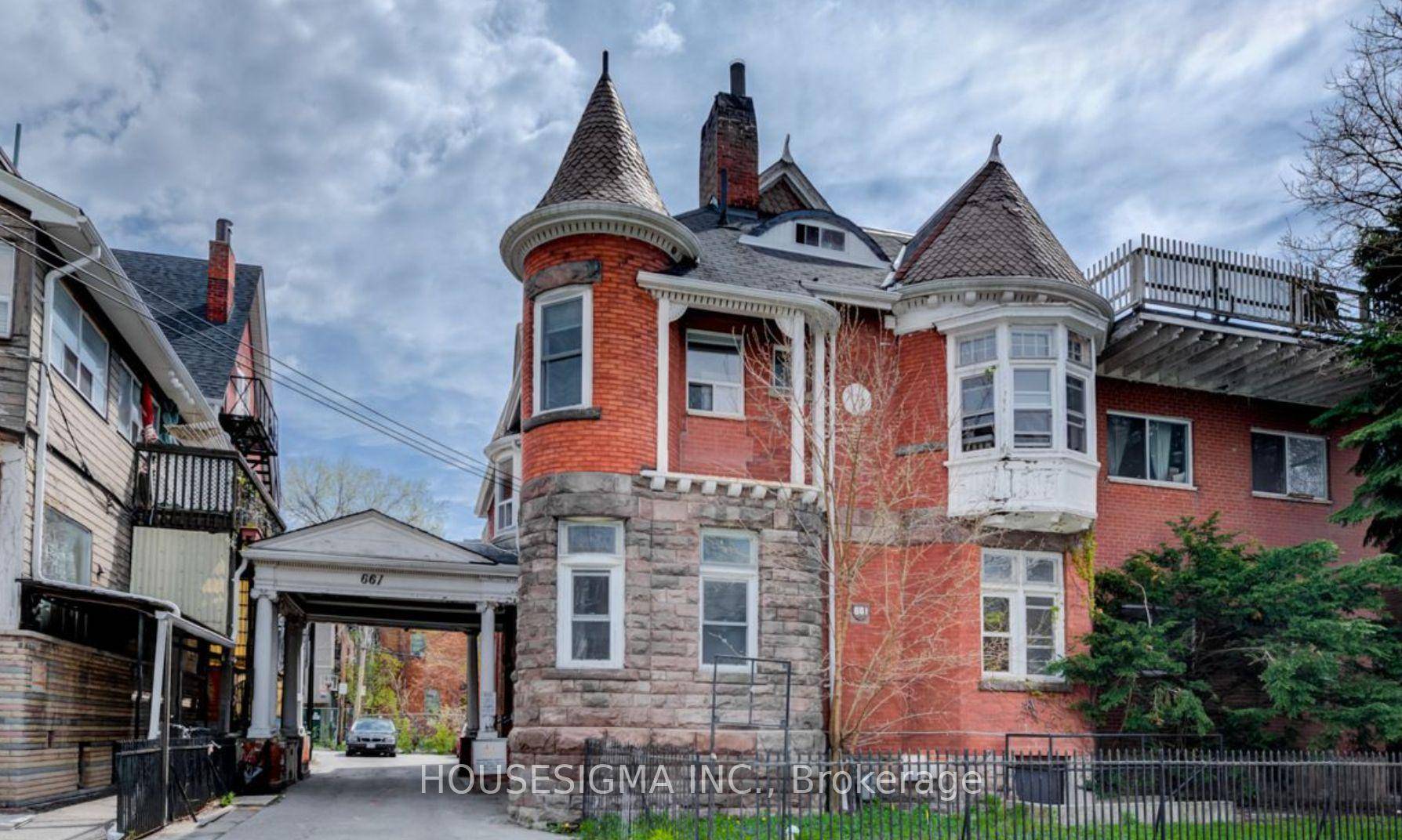 Beautiful renovated 2 bedroom apartment in a charming building, available in the heart of the Annex !
