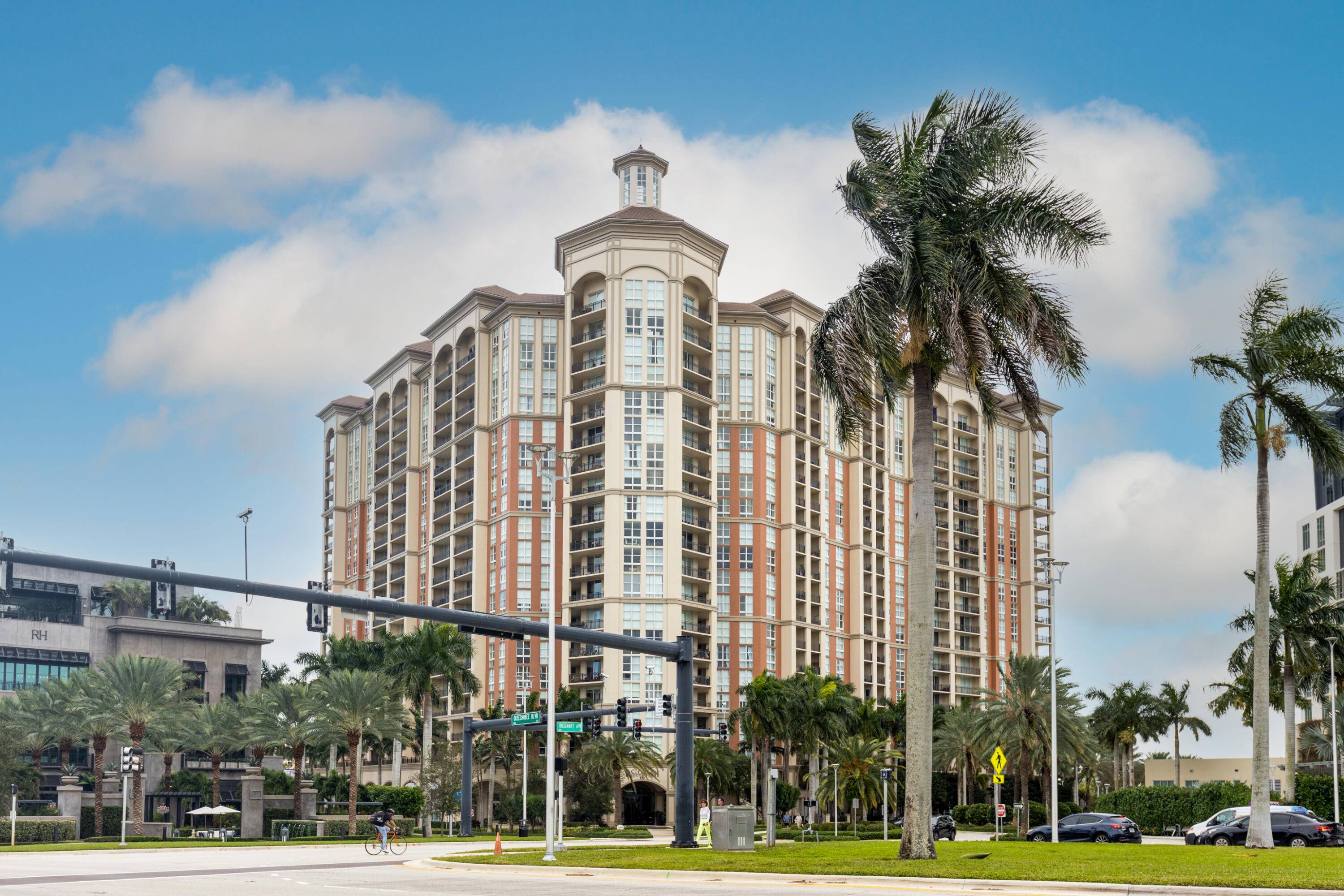 Prestigious Luxury Condo Prime Location Investor FriendlyAn incredible opportunity to own a prestigious luxury condominium in a prime location !