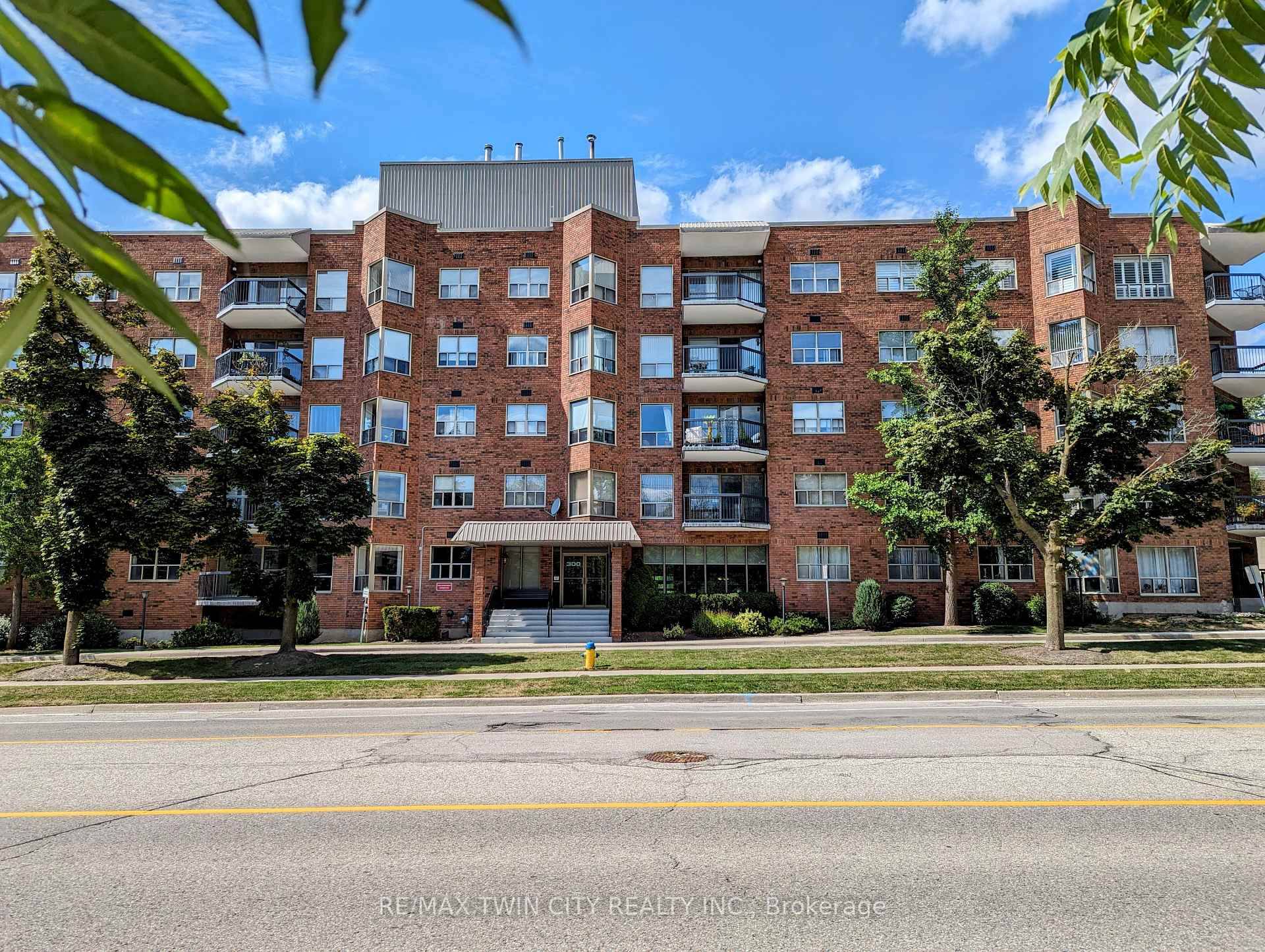 Fully Renovated 2 Bed, 2 Bath Condo in Desirable Beechwood, Waterloo.