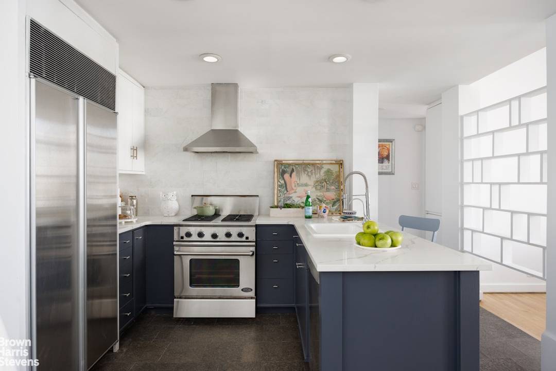 Dramatic Flatiron Chelsea Penthouse Duplex with Private Roof Deck and Empire State Views Perched atop a 24 unit prewar co op, Penthouse 12A is a dramatic 2 to 3 bedroom, ...