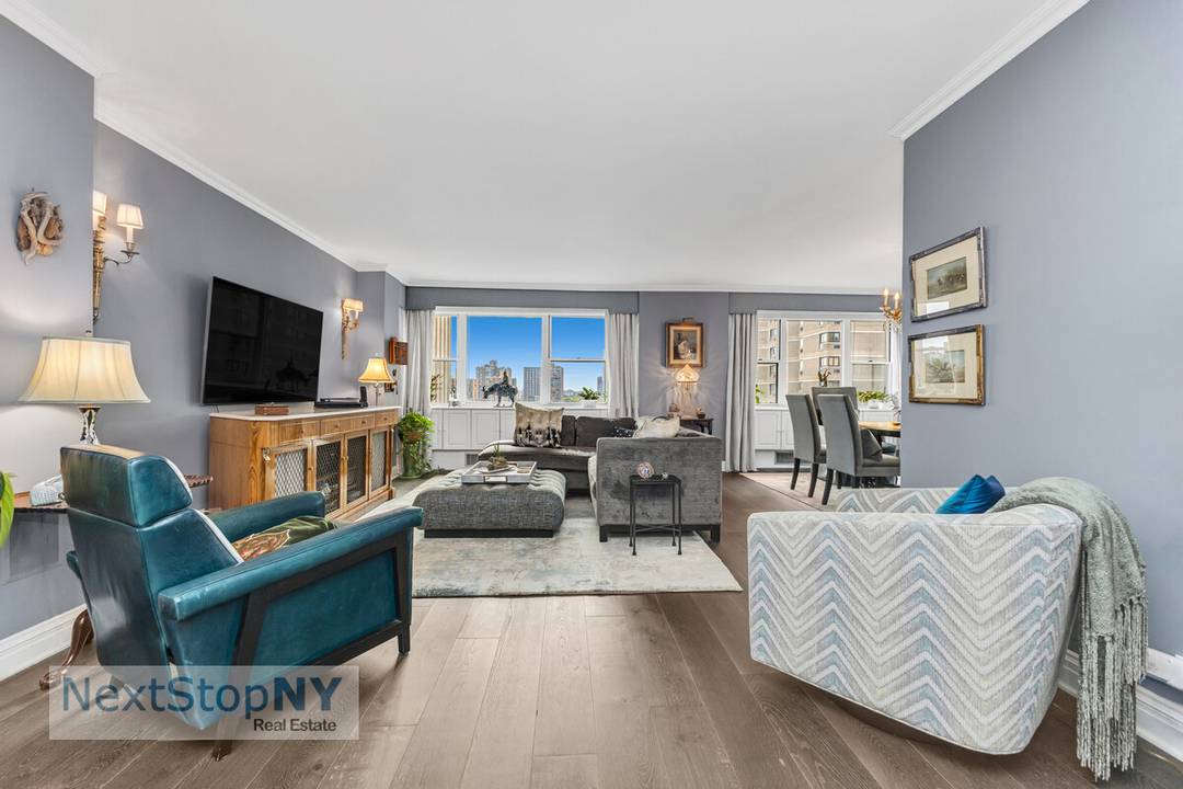 As an owner, resident, and broker at 1175 York Avenue, I am delighted to present the highly sought after D line at York River House.