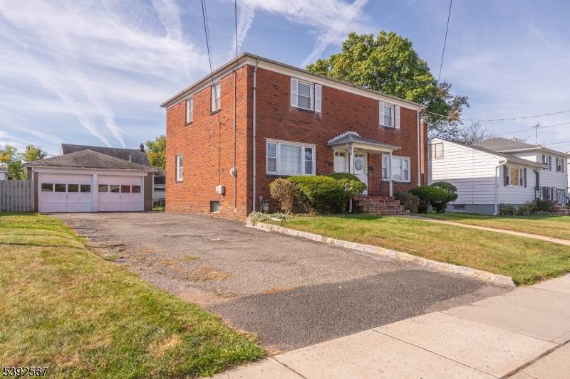 Welcome to a well maintained duplex offering comfort and convenience near I 78 and Vauxhall Road.
