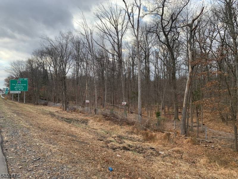 Located between Brook Hill Swim Club to the east and Free Acres to the west.