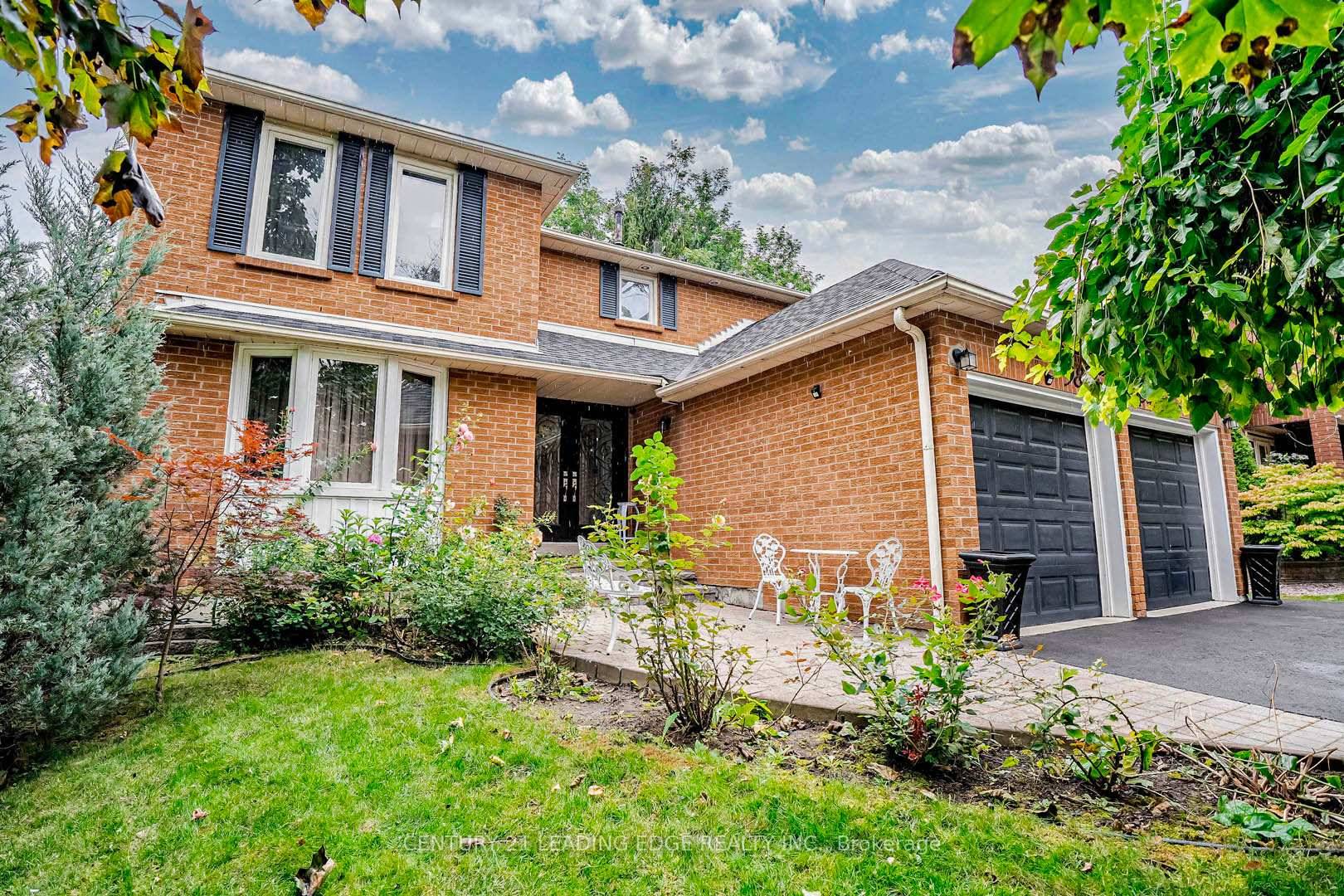 Welcome to this stunning detached 4 1 bedroom brick home located in Whitby's prestigious Blue Grass Meadows community, featuring numerous stylish upgrades.