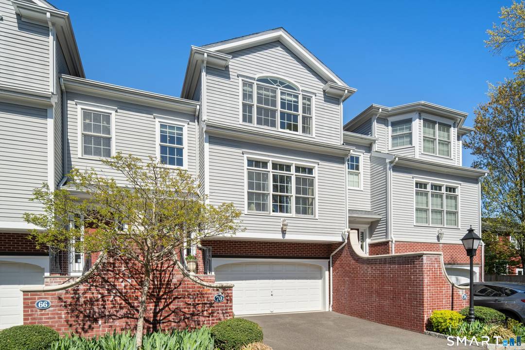 Note Townhouse with elevator to all three floors !