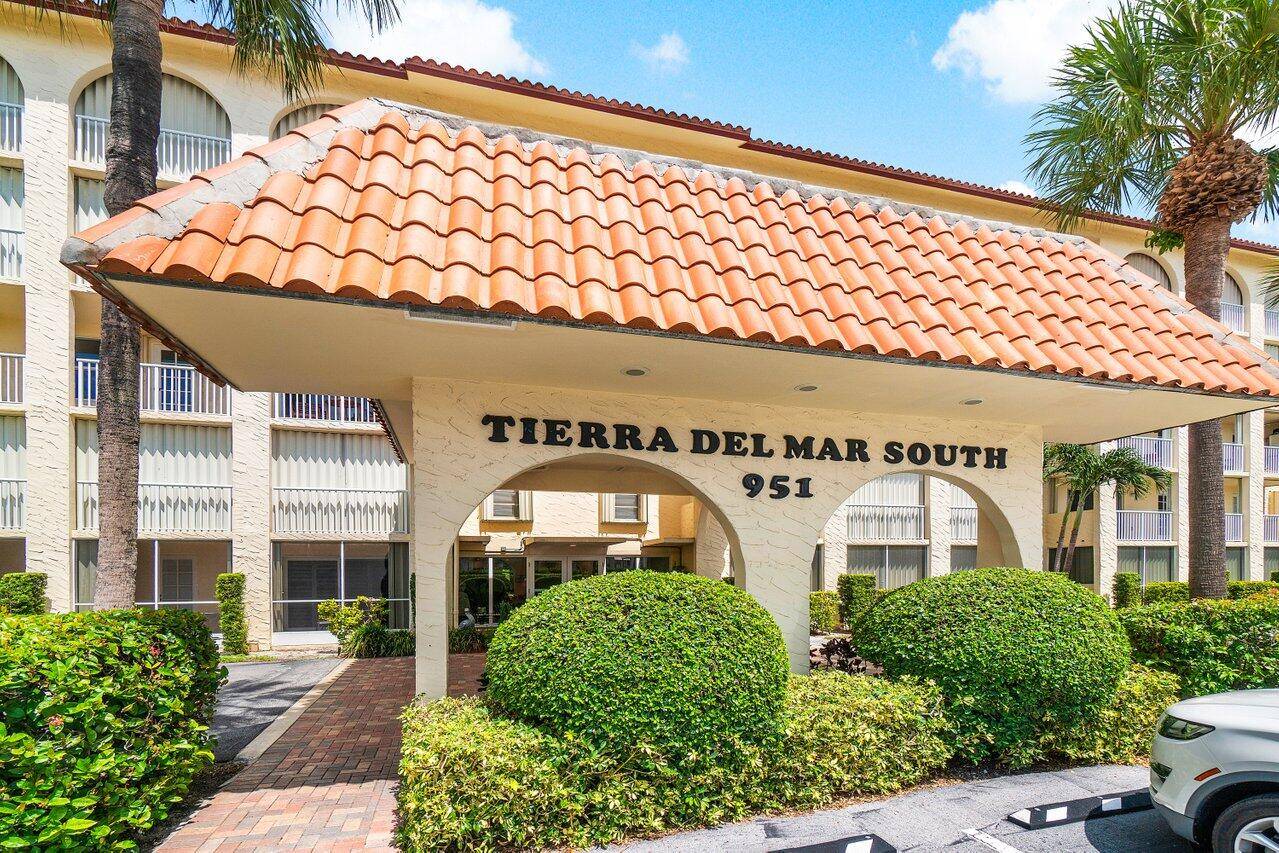 Paradise by the beach off A1A Ocean Blvd this gorgeous and spacious move in ready 2 bedroom, 2 bath condo spans nearly 1, 100sf of living space and features additional ...