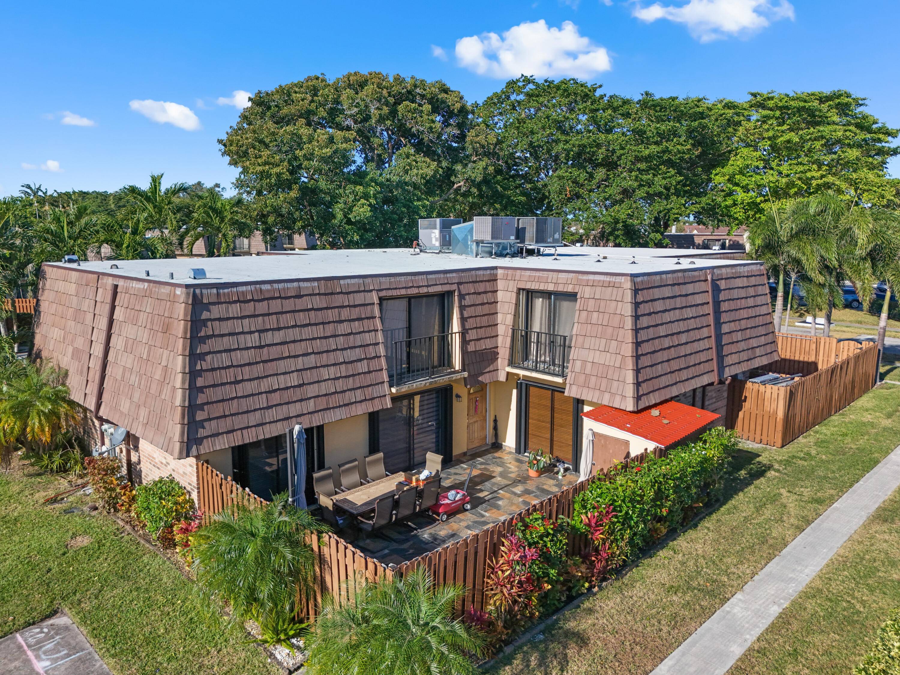 For Sale Spacious Townhouse in Springdale HOA, Palm SpringsDiscover this ready to move in townhouse, perfectly located just 15 minutes from downtown, the beach, and the mall, with schools, shopping ...