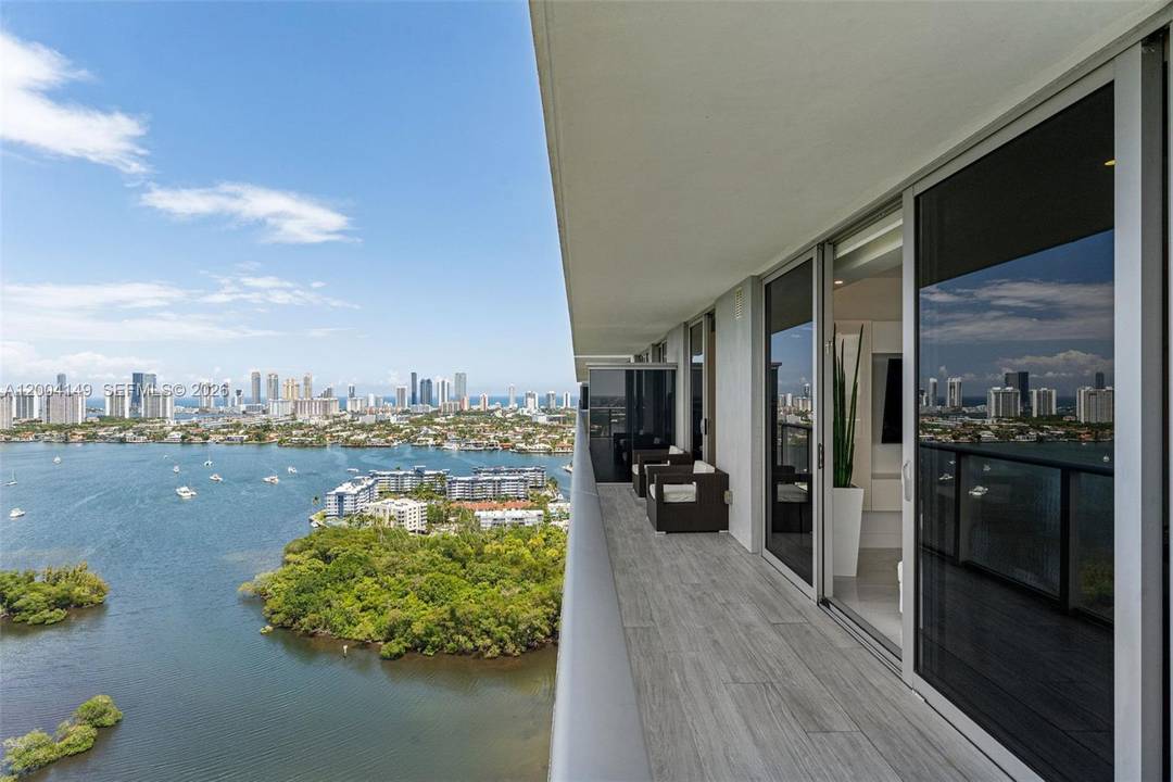 Wake up on the 30th floor to the Oleta River, the Intracoastal, and the Atlantic horizon, all from your private wraparound balcony.