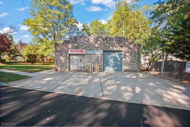 Located in a sought after, high visibility area, this well maintained mechanic style garage with inventory included offers the perfect setup for your business or investment portfolio.