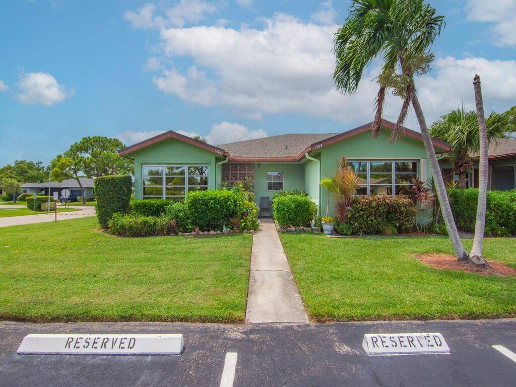 Welcome to your cozy 1 bedroom, 2 bath sanctuary in the Savannah Condo community !