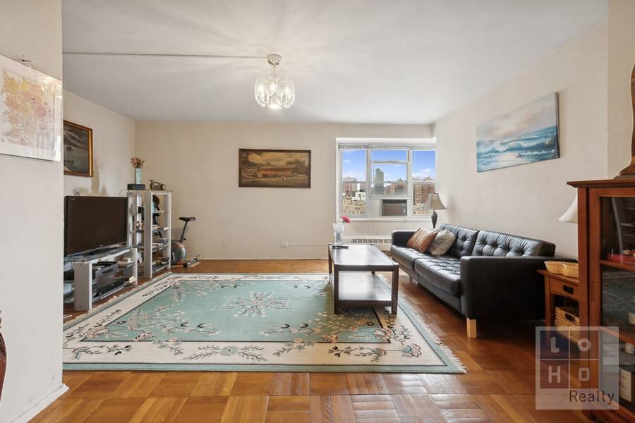 High floor 1 bedroom apartment with beautiful views of the Freedom Tower and downtown Manhattan skyline from every room !