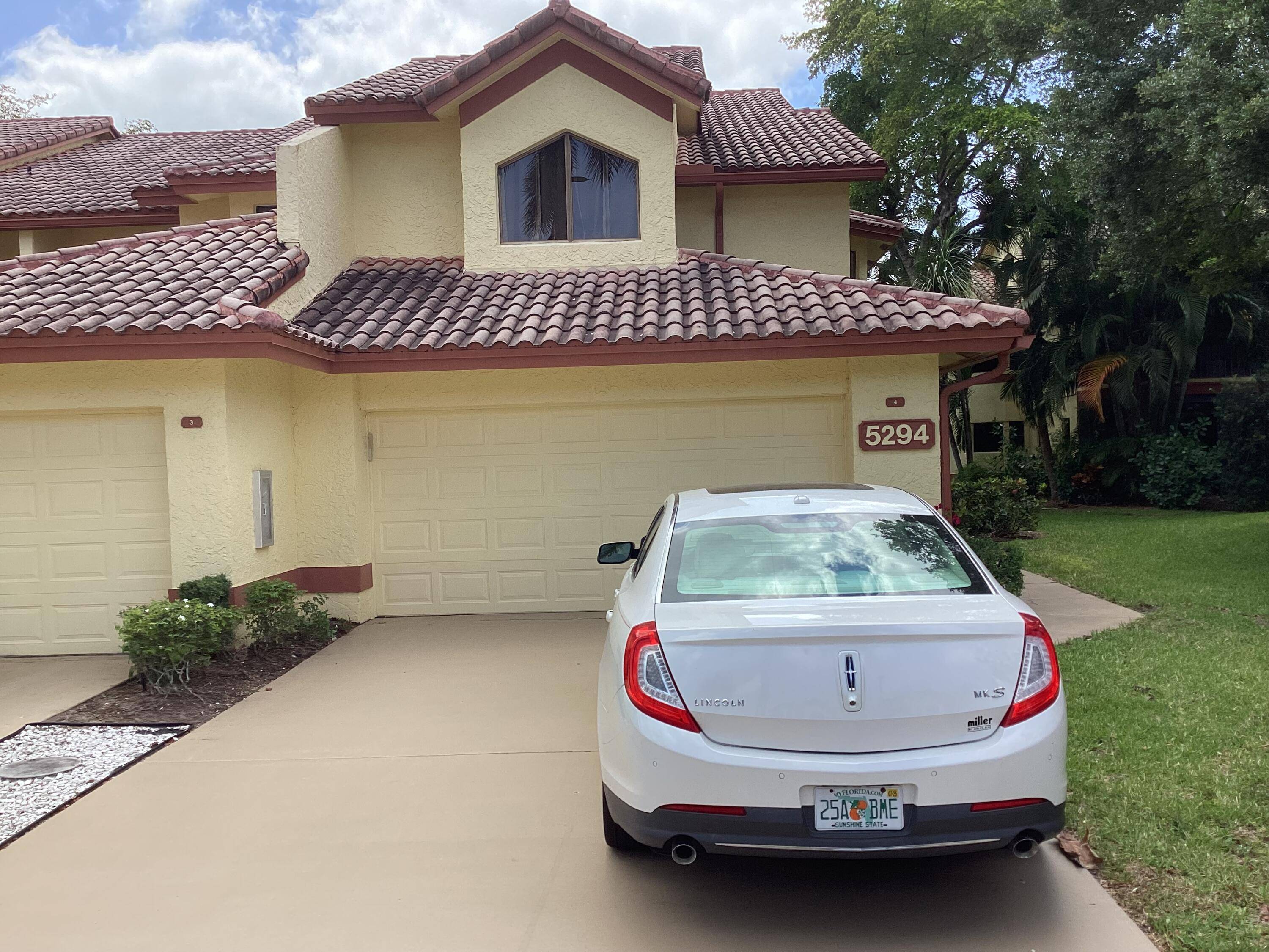 GORGEOUS UPDATED CORNER TOWNHOME WITH PARKLIKE SETTING.