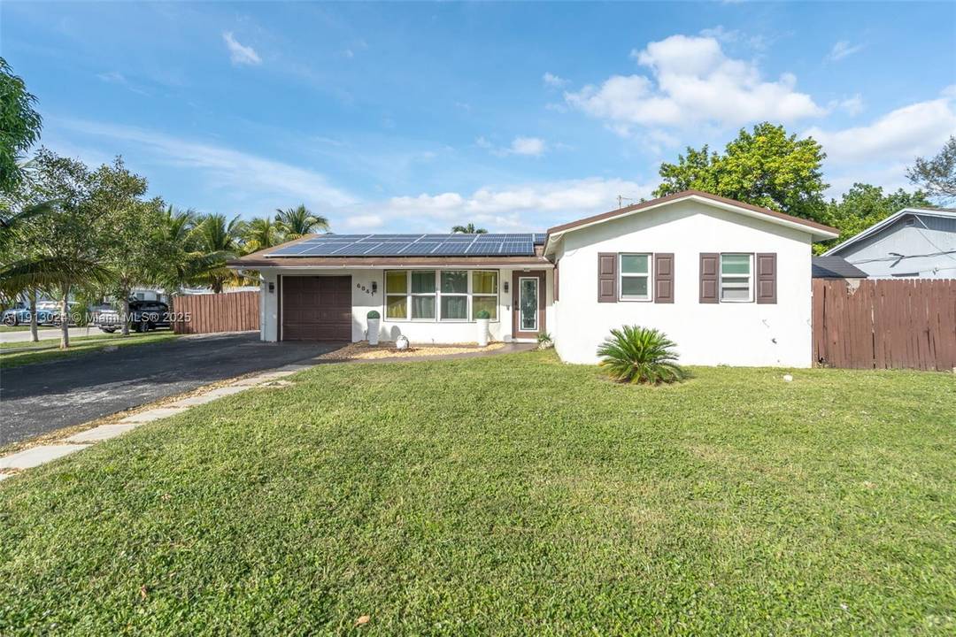 WONDERFUL 3 BEDROOMS, 2 BATHROOMS HOUSE, LOCATED IN A HUGE CORNER LOT WITH DRIVEWAY UP TO 8 CARS, THIS BEAUTIFUL HOME FEATURES OPEN CONCEPT, TILE FLOOR, KITCHEN WITH STAINLESS STEEL ...