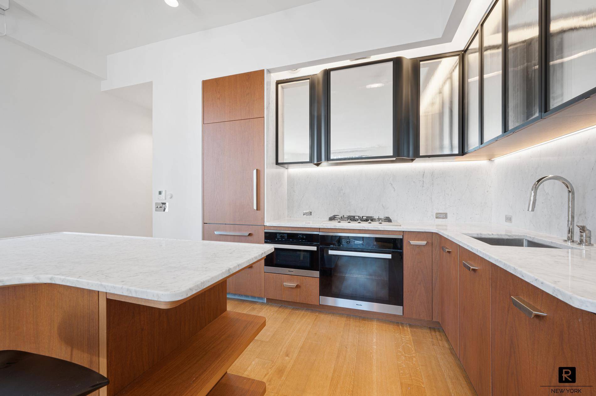 Residence 20G at Greenwich West is a spacious one bedroom, one bathroom corner condominium offering stunning East and South exposures, including views of the Statue of Liberty.