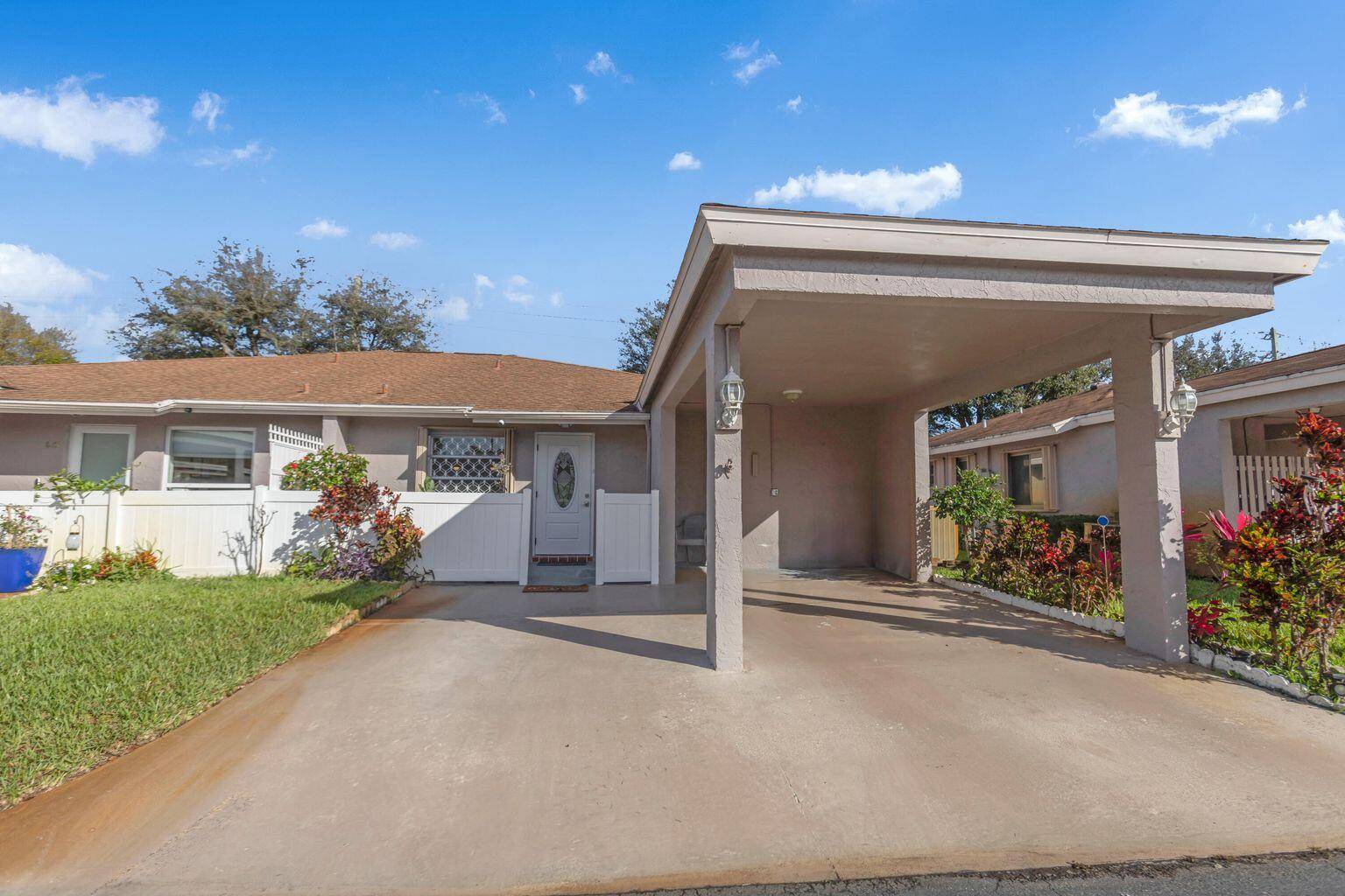 Spacious 3 Bedroom Villa Den Perfect for a 4th Bedroom, Office, or Art Room !