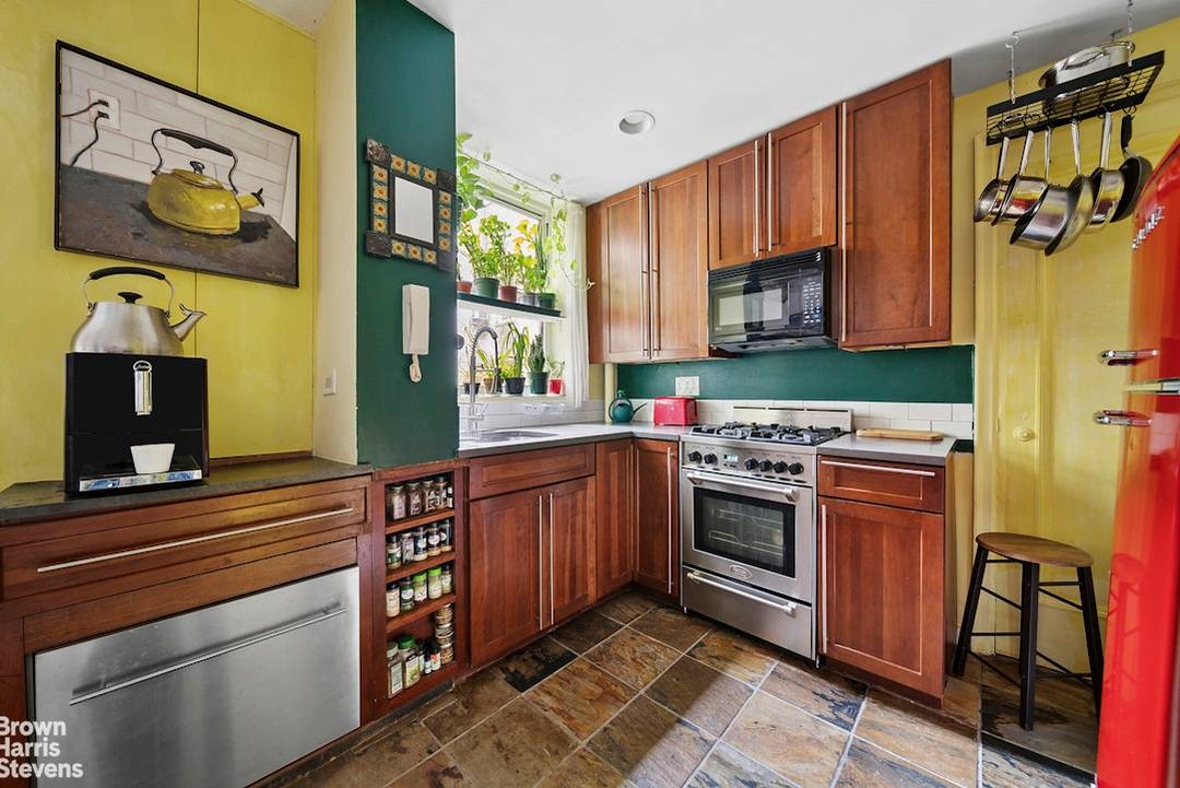 Ideally located near the culturally renowned 92nd Street Y, this bright one bedroom apartment features southern exposures and a fully renovated kitchen.
