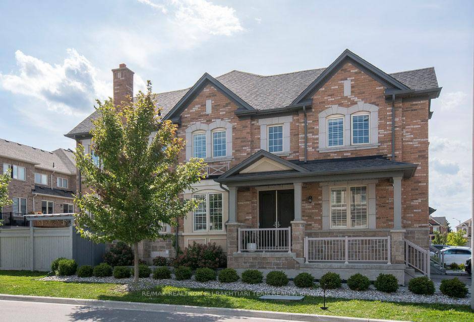 Absolutely stunning END UNIT freehold townhouse in the prestigious Oak Ridges community Bathurst amp ; King.