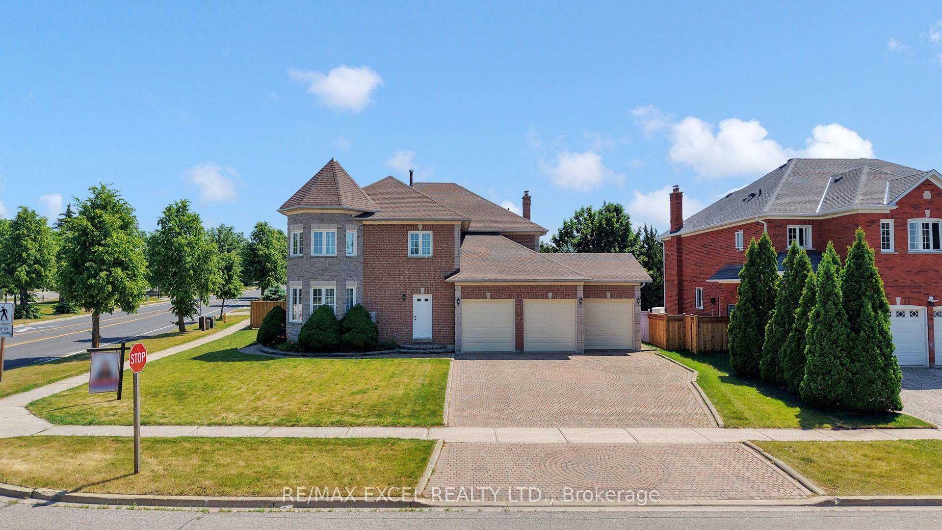 A Stunning Greenpark Built 3 Car Garage Executive Detached House In The Prestigious Cachet Community !