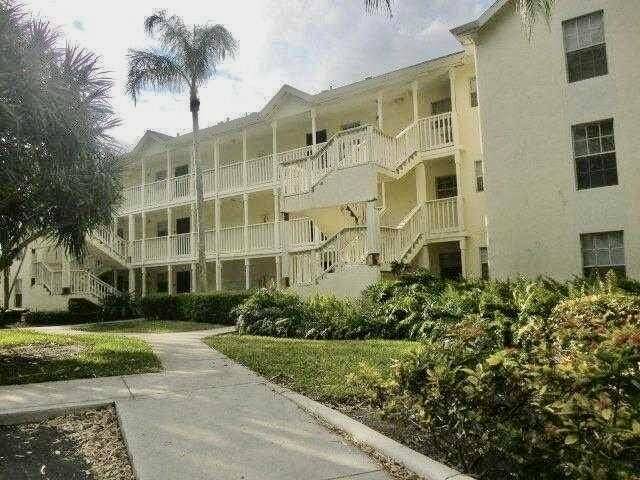 Great 2 bedroom condo in a beautiful community in the heart of Boca Raton !