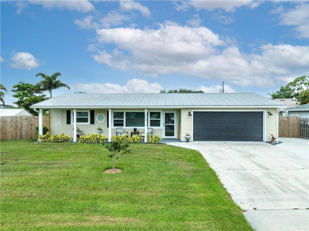 LOVELY, IMPECCABLE NAUTICAL THEME HOME IN THE HEART OF SEBASTIAN.