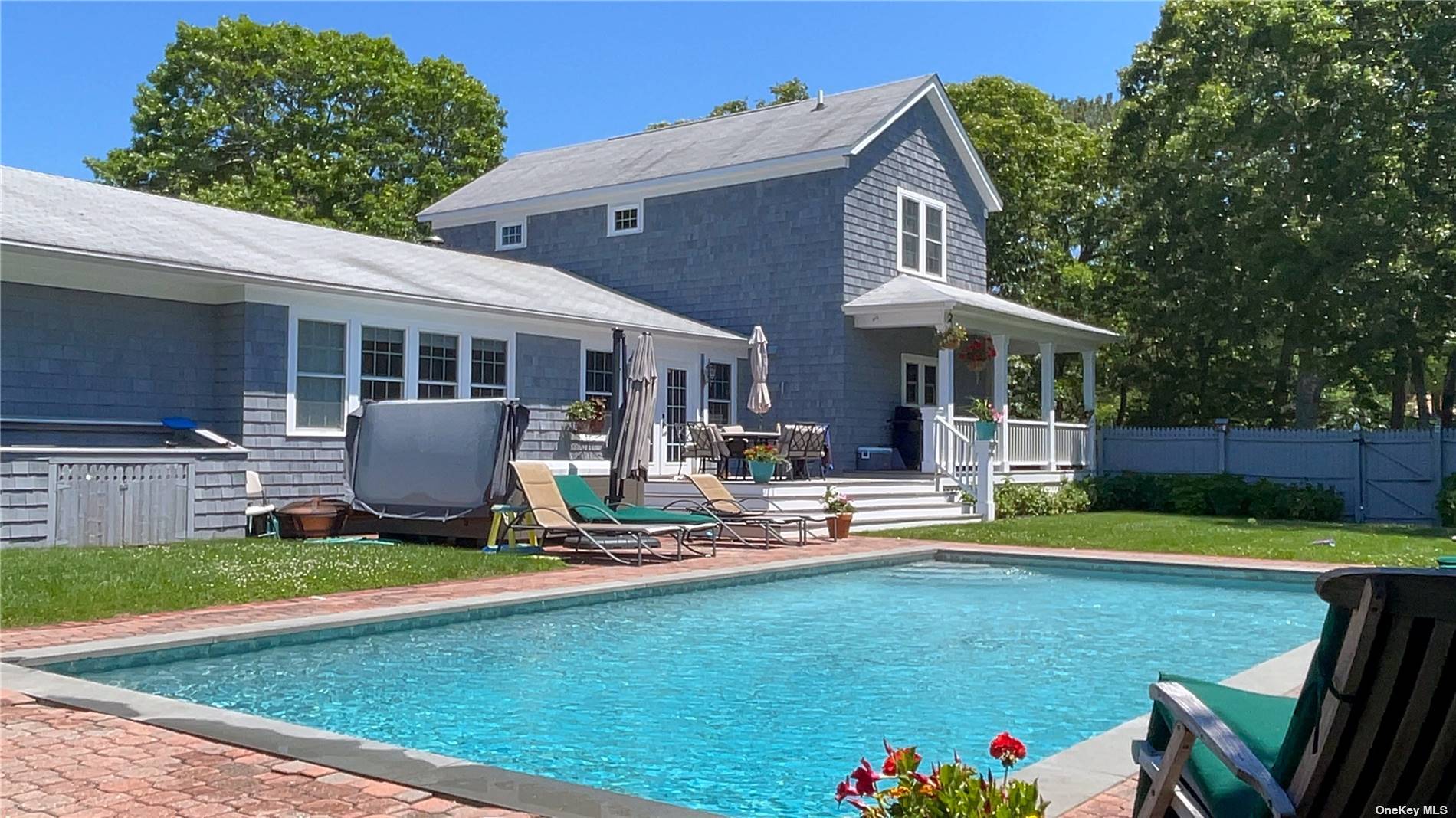 Spectacular house with heated pool, jacuzzi, beautiful and private back yard, 4 bedrooms, 3.