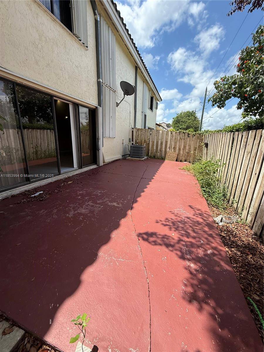 Spacious townhouse 3 bedroom 2.