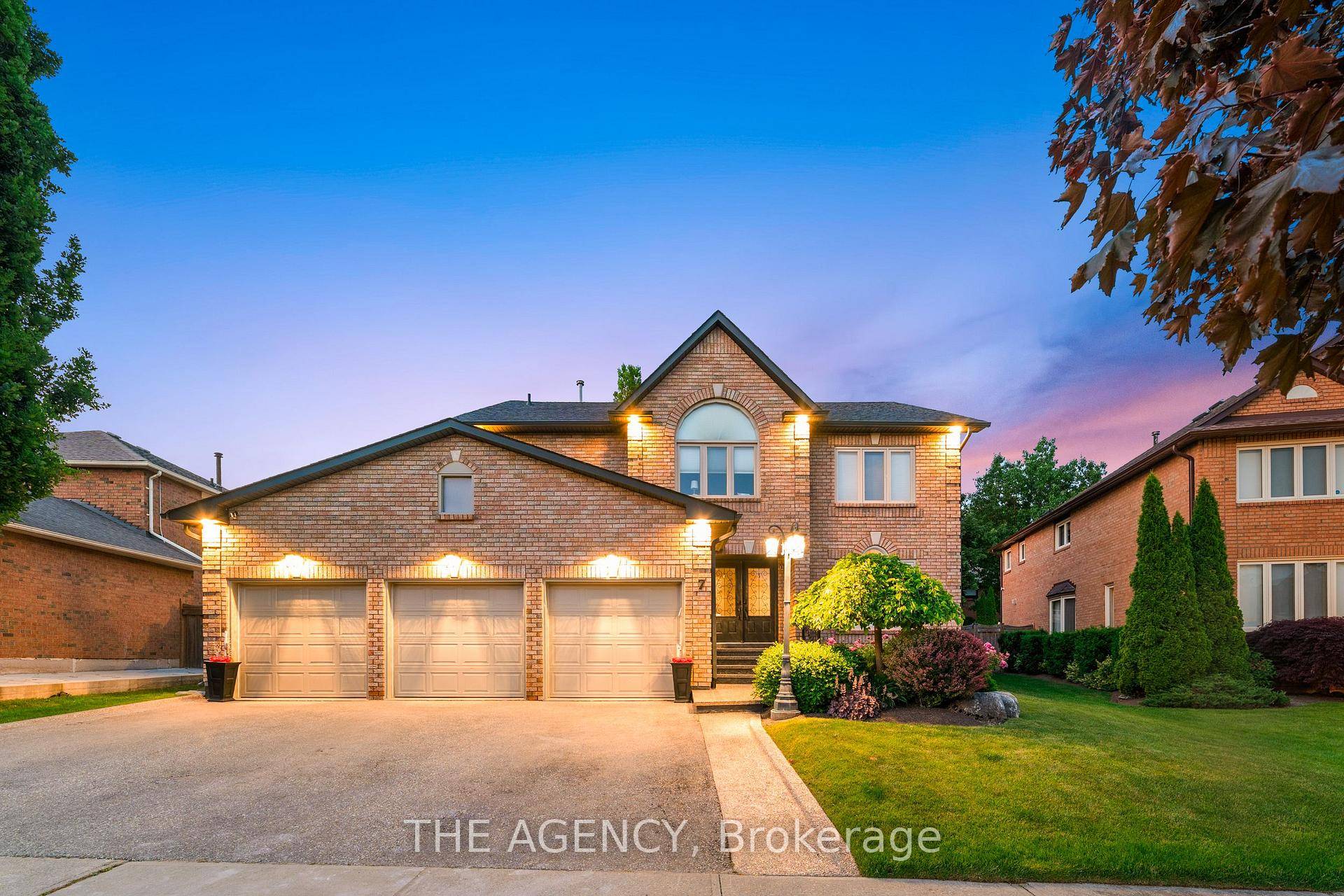 Welcome to your dream home in the prestigious Snelgrove neighbourhood !