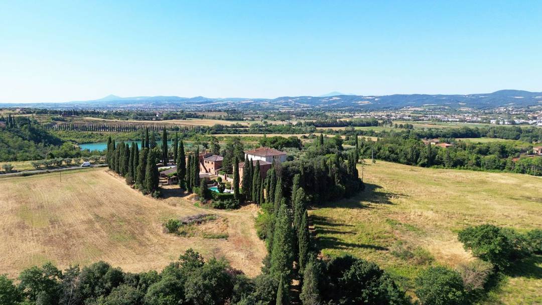 Prestigious property with villa, holiday farm, agricultural outbuildings, garden and 20 ha of land for sale in Sinalunga, Tuscany.