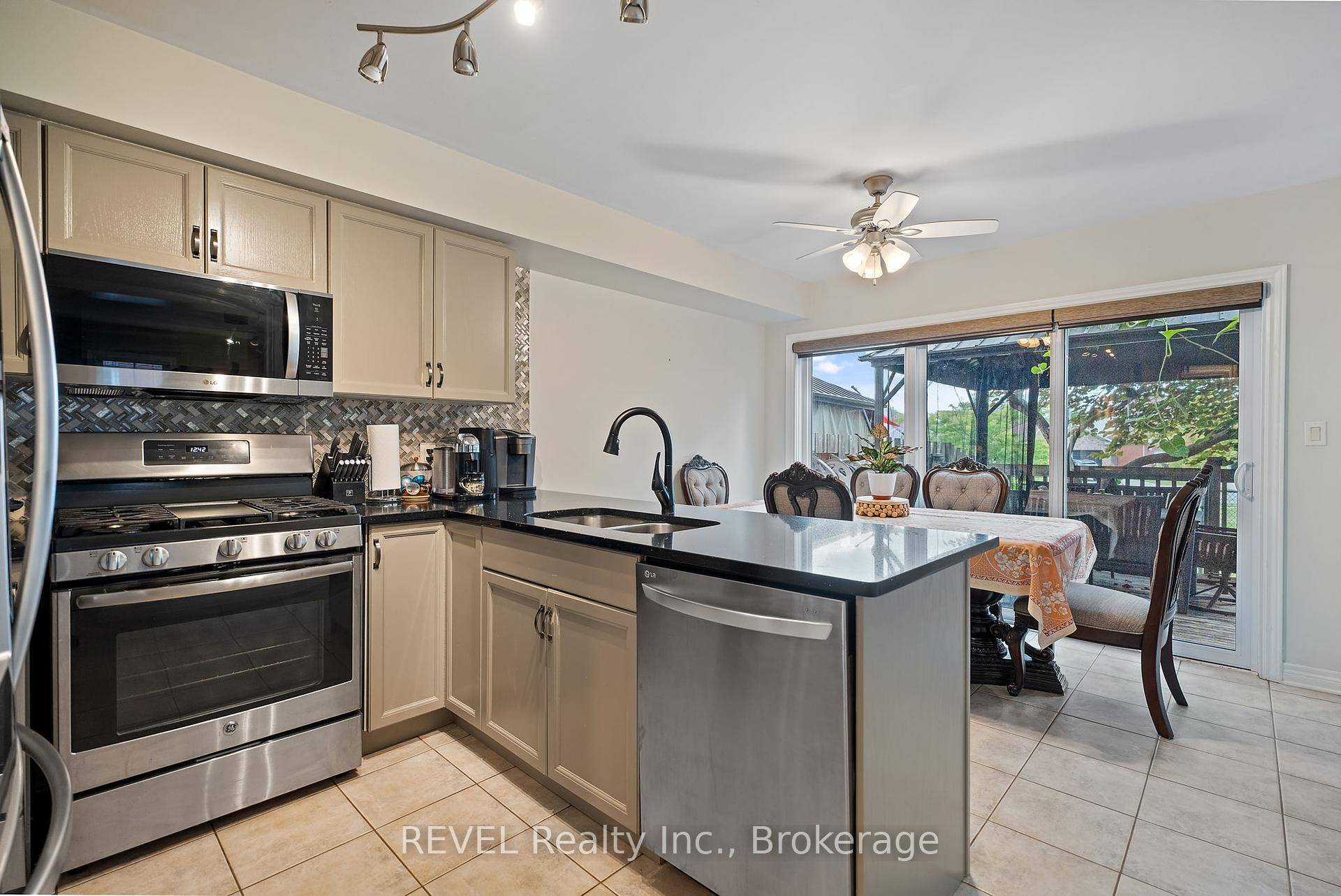 STUNNING 2 STOREY TOWNHOUSE WITH NO REAR NEIGHBOURS !