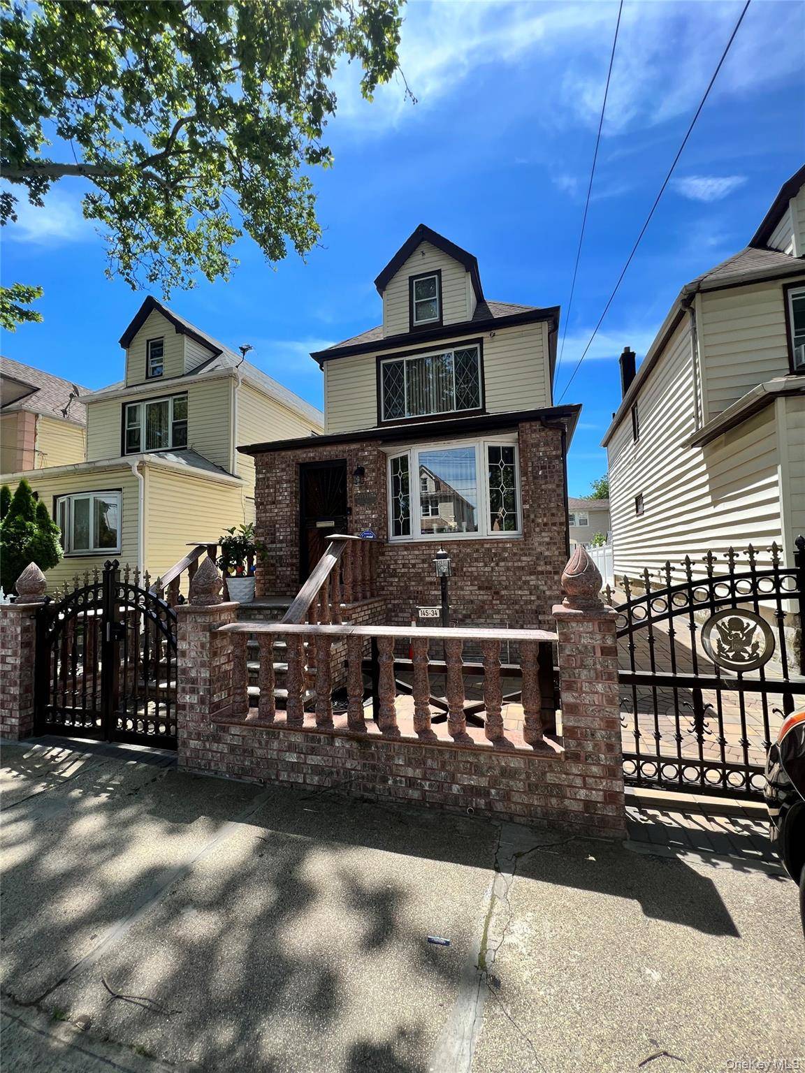 Lovely 1 family house. Just pack your belongings and move in.
