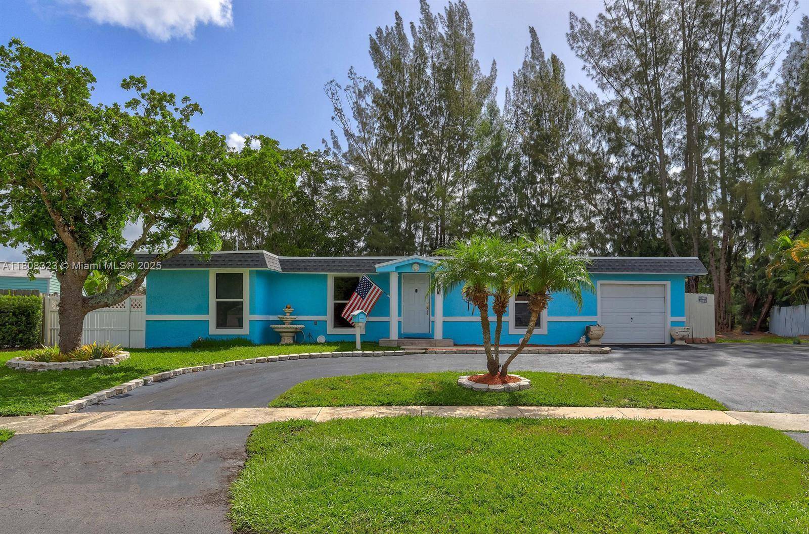 Here is your chance to get this Amazing 4 2 Single Family Home w Family Room amp ; an extra large lot on the water for an awesome price.