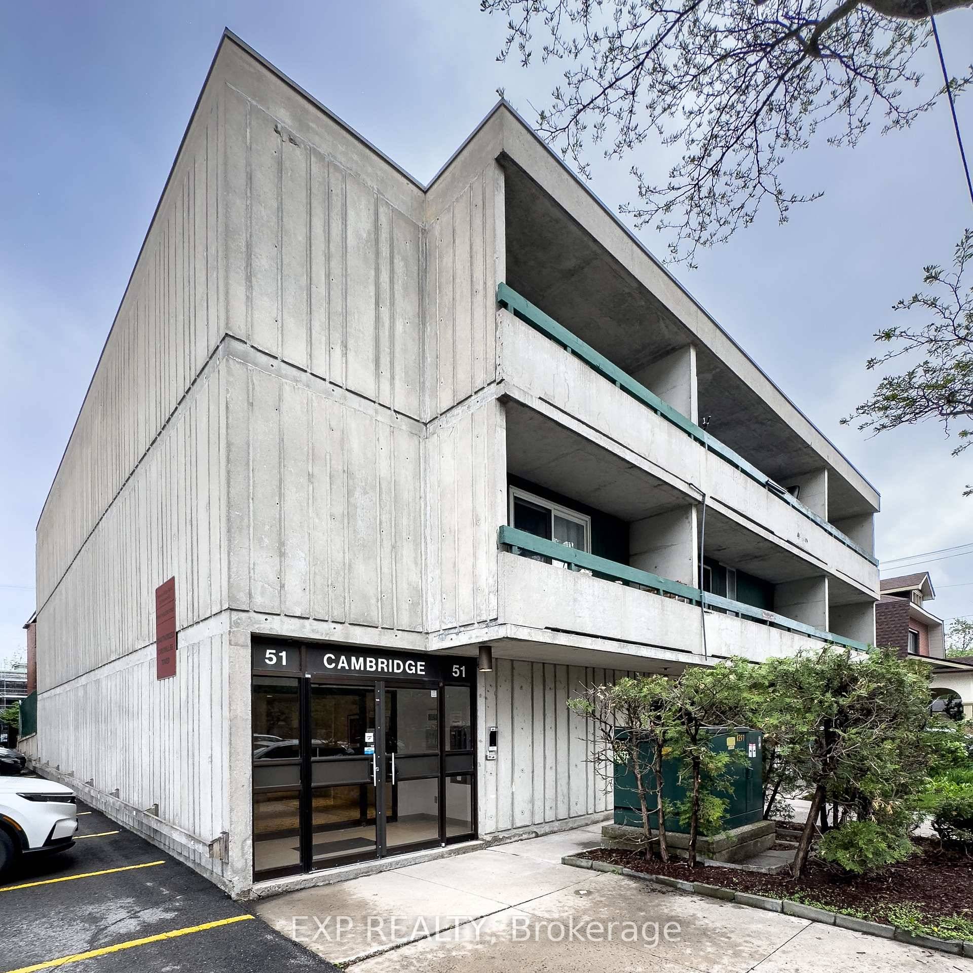 Renovated 1 Bedroom Suite in Prime West Centretown Parking Included !