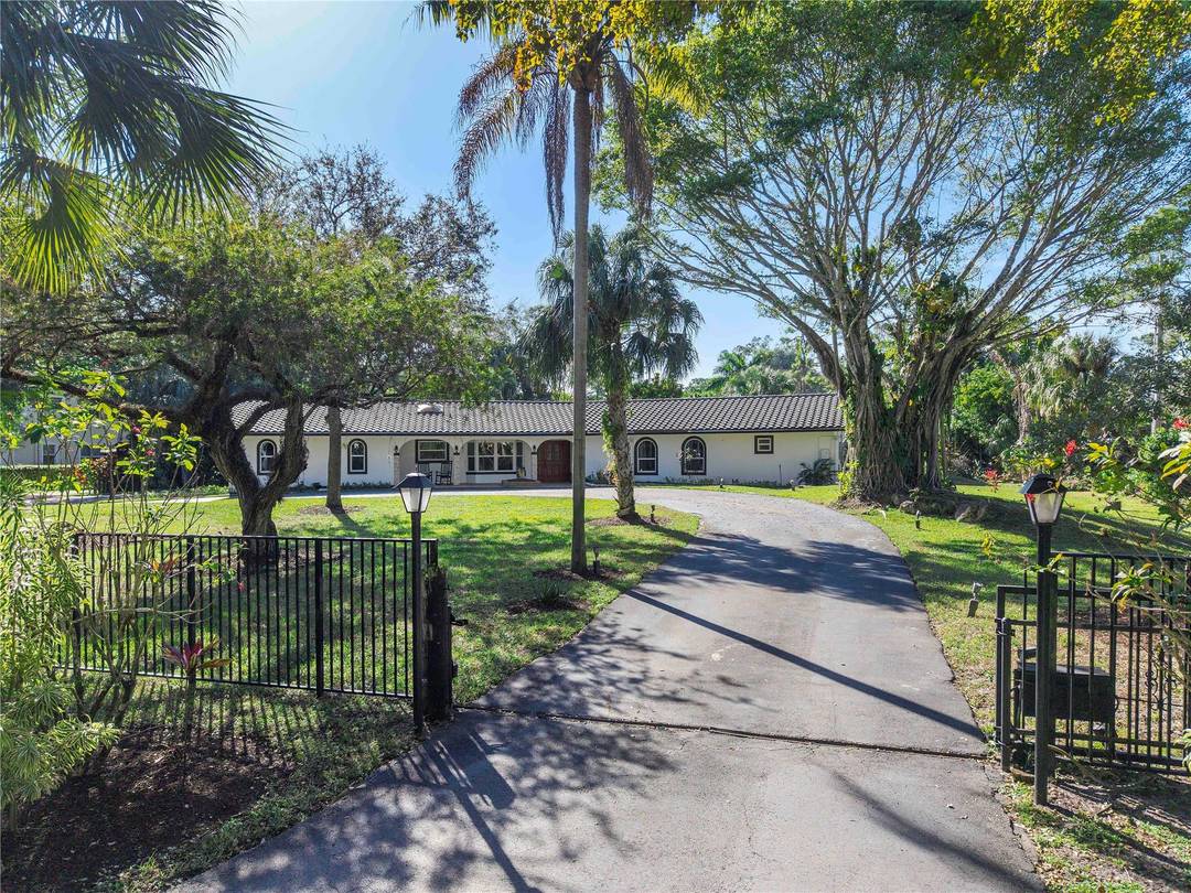 3 Acres in Parkland with 7 bedrooms amp ; 7 bathrooms, When you walk into this spectacular home you will enter into an open floor plan of living space amp ...
