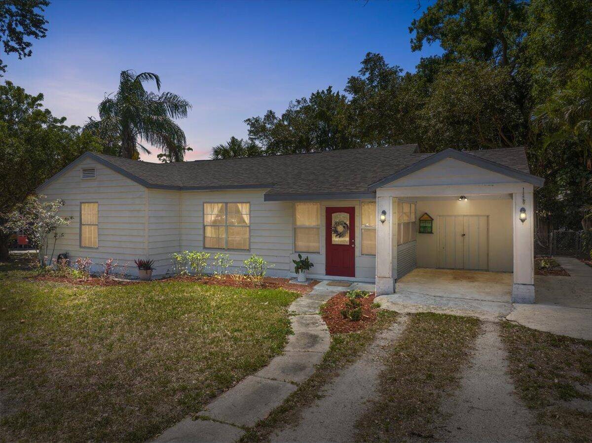 Charming 1947 cottage in desirable Mcansh Park !