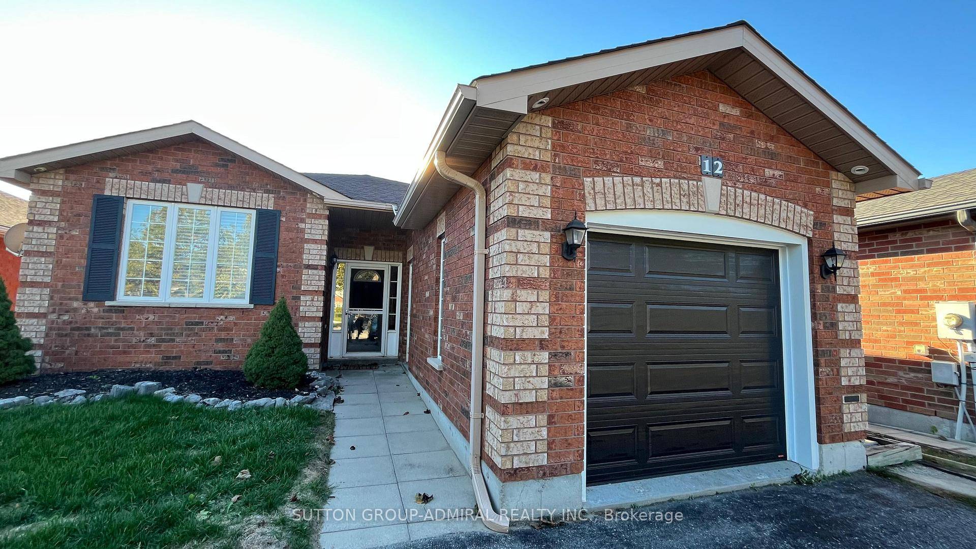 Welcome to this spacious and bright raised bungalow, ideally located on a quiet court in Barrie's desirable Holly neighborhood.