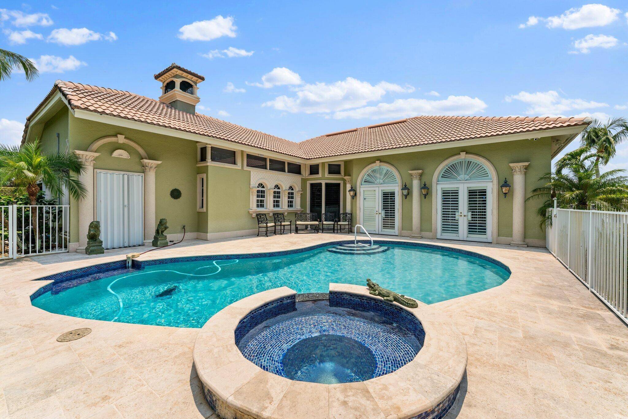 This executive style Ruttenberg house is a masterpiece !