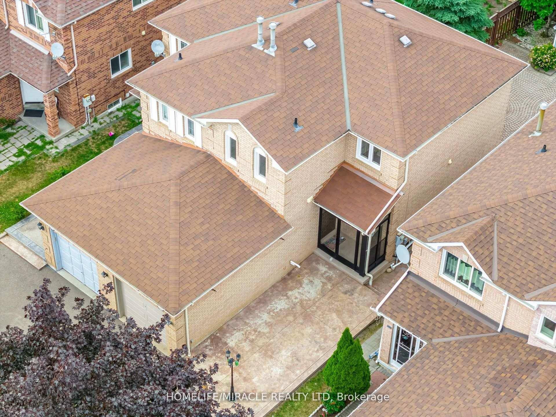 Beautifully Upgraded Semi Detached Home on a Quiet Cul De Sac in the Heart of Mississauga !