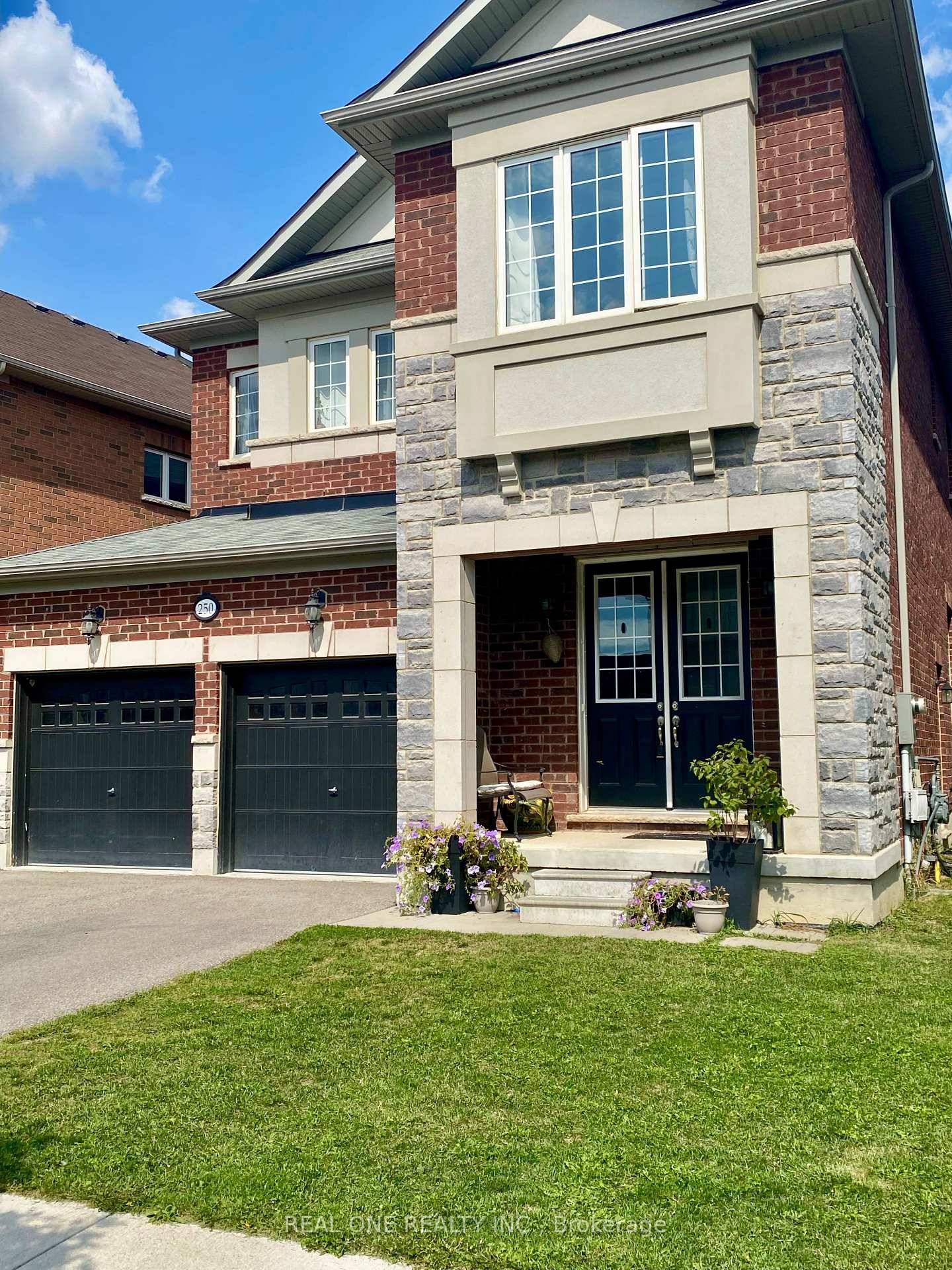 Hello Georgetown Premium Lot ; Rae See 5 Bds And 4Baths 2880 Sf Side Entrances To Basement.