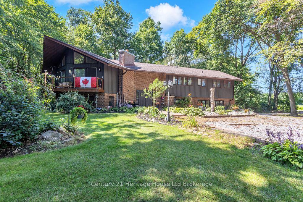 A SHADY OASIS JUST MINUTES FROM TOWN !