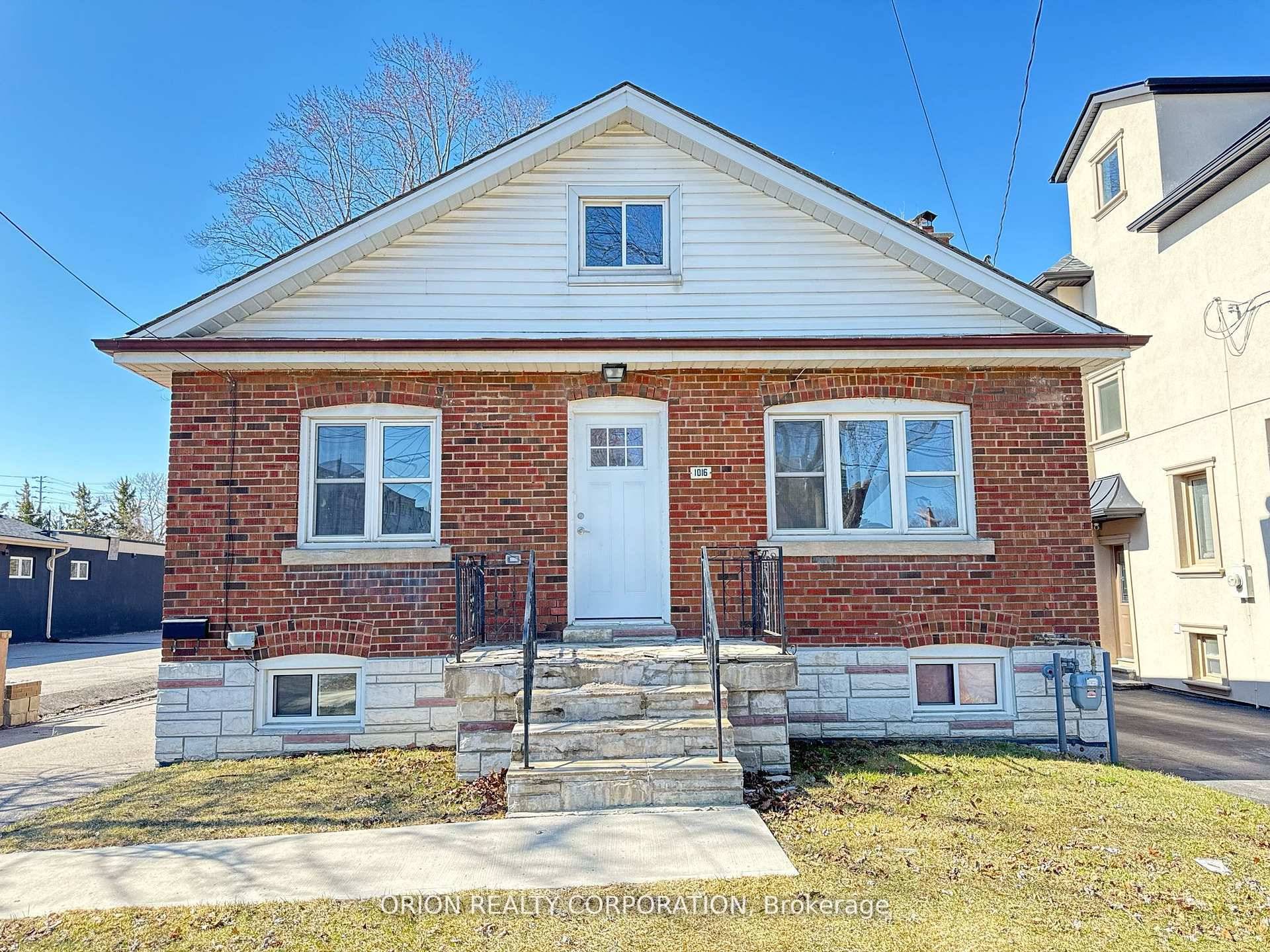 Welcome to this bright and spacious open concept unit nestled in Mississaugas desirable Lakeview community.