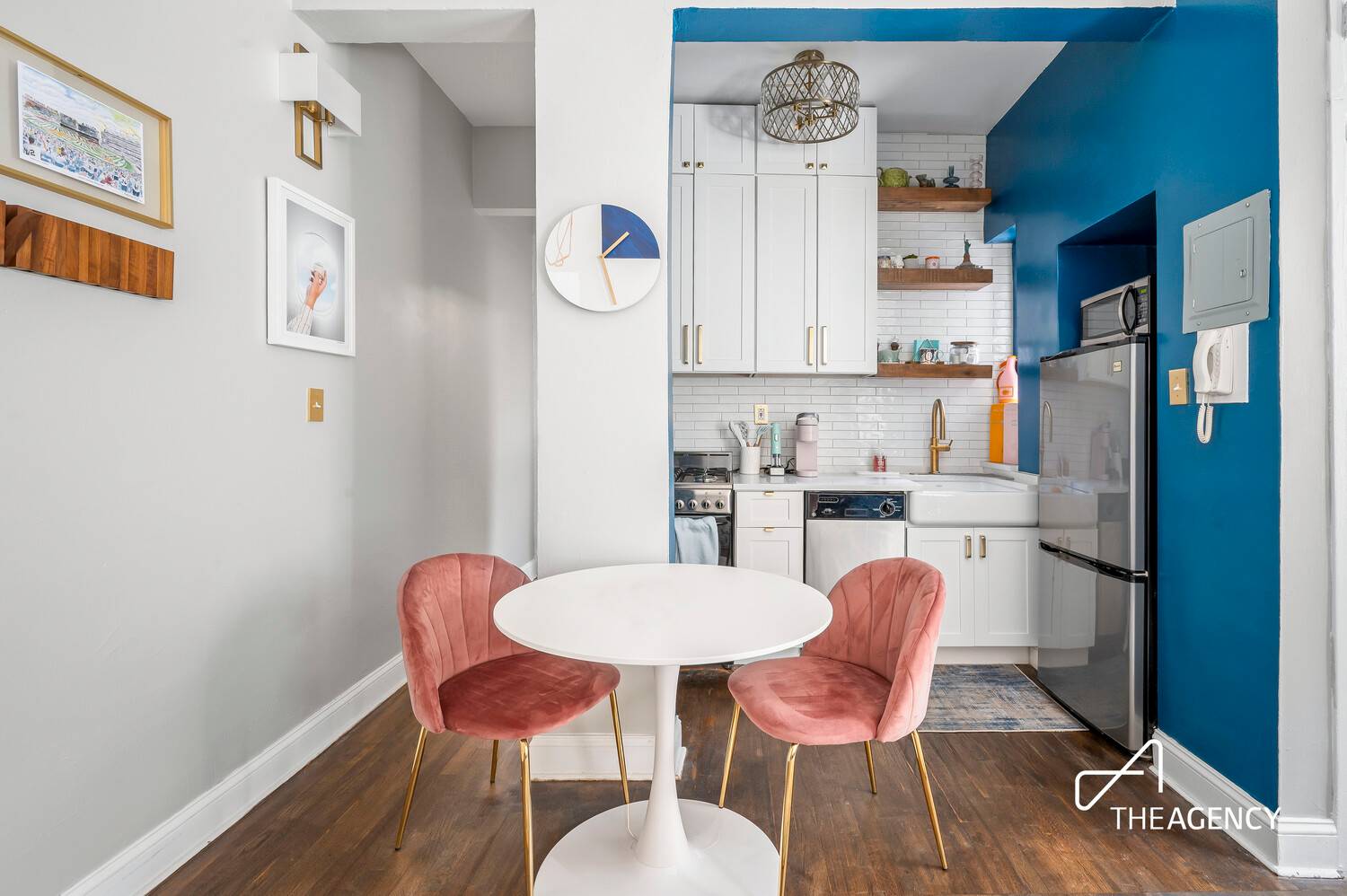 Welcome to 102 West 80th Street, Apartment 48 a beautifully designed prewar studio perfectly situated between Columbus and Amsterdam Avenues in the heart of the Upper West Side.