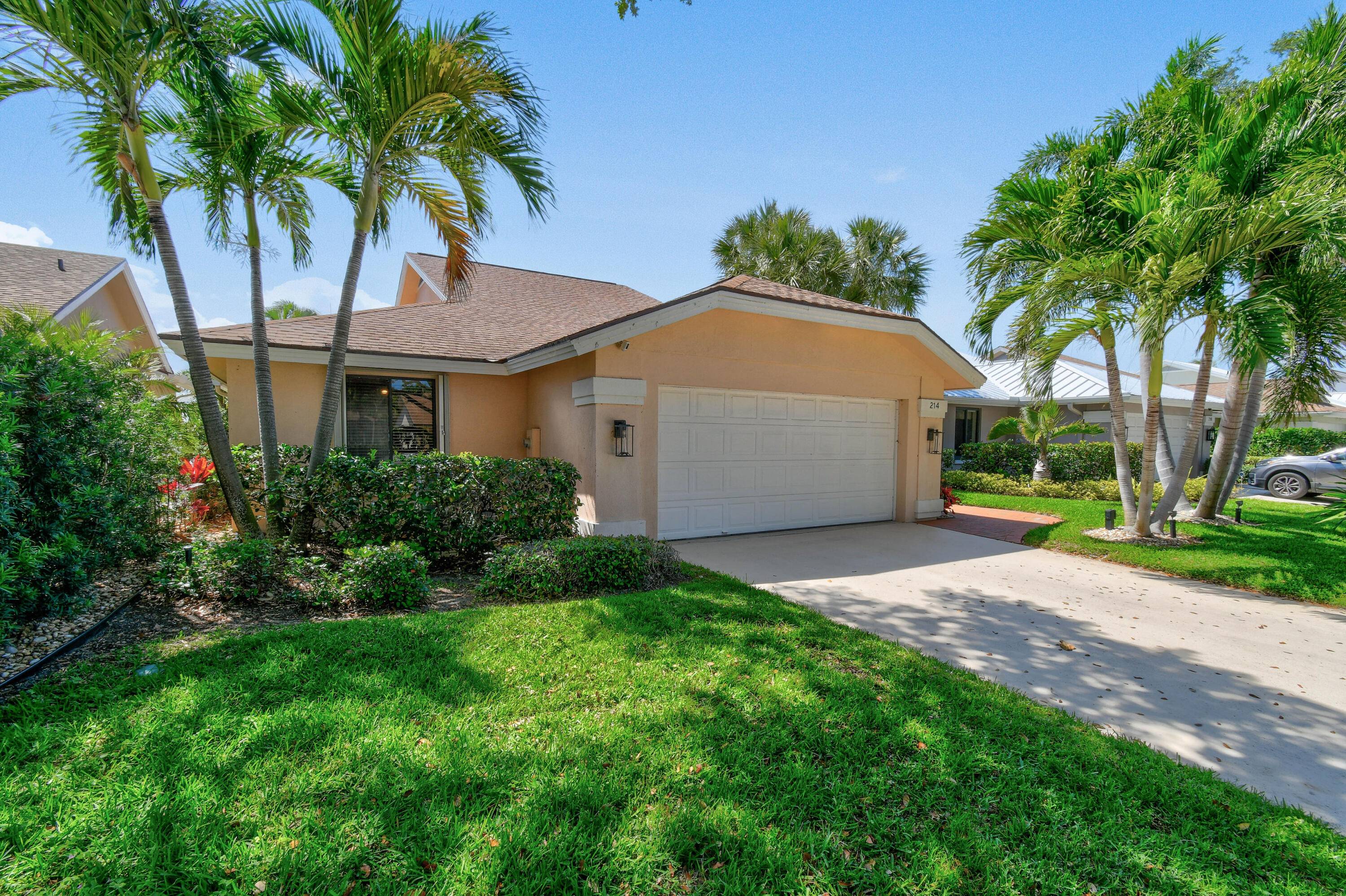 Beautiful, pristine home located in the sought after community The River, Bluffs.