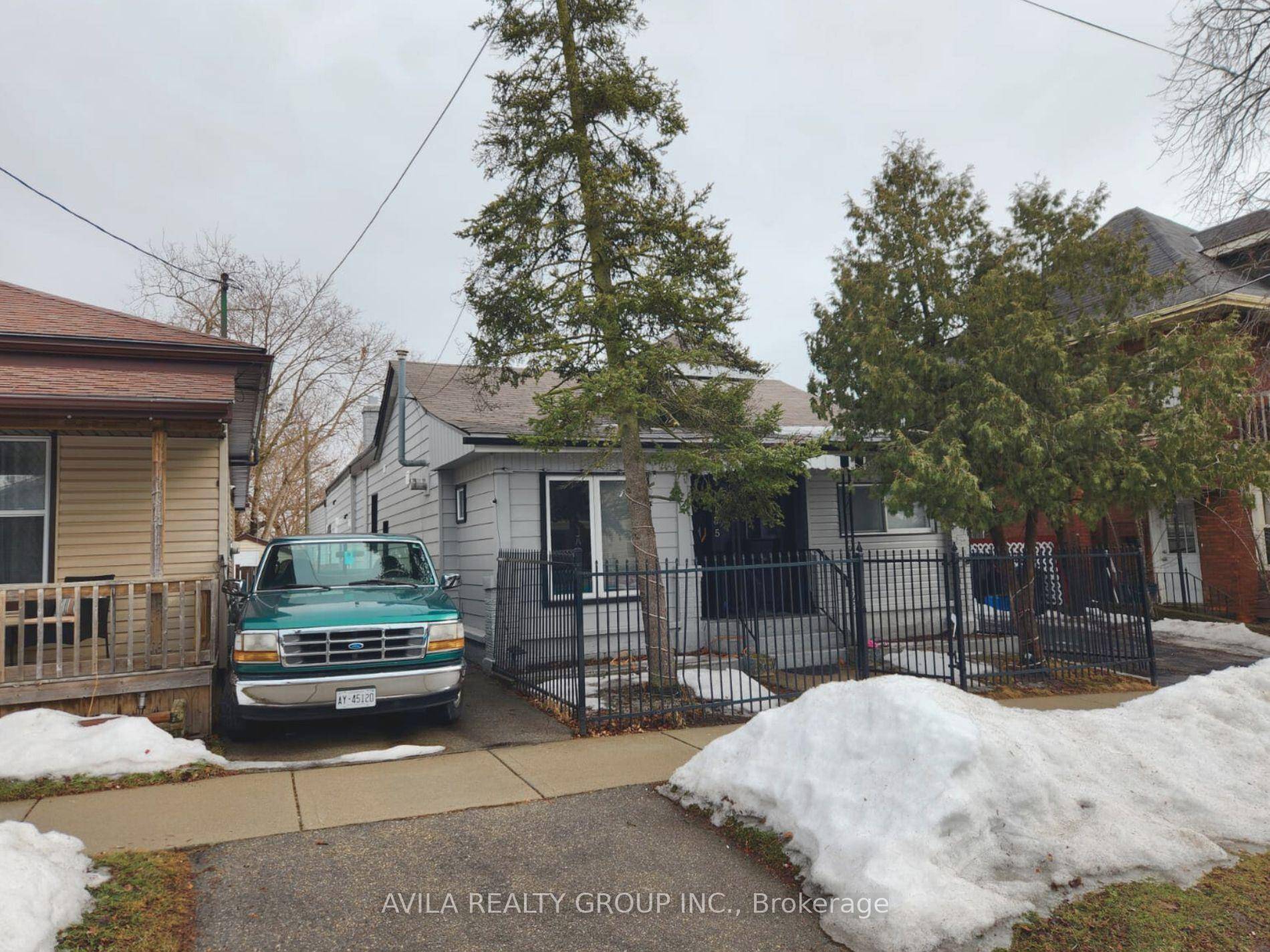 Terrace Hill. Legal Triplex.