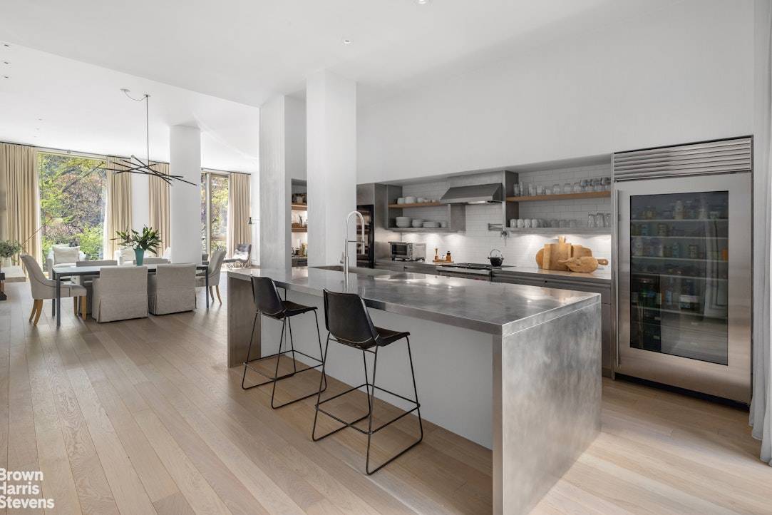 SMACKING FABULOUS APARTMENT 3B A MUST SEE.