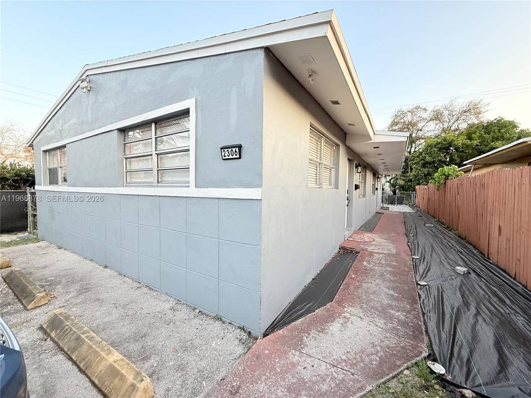 Motivated Seller Well maintained spacious Duplex with 1536 SF features 2 bedrooms, 1 bath on each side.