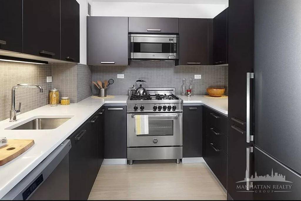 UNIT AMENITIESDishwasherWasher DryerStainless Steel Appliances, Marble BathHigh Ceilings with lots of Natural lightHardwood Floors2BUILDING AMENITIES 24 hour doormanResidents LoungeRoof deck W grilling, dining, and lounging areas and panoramic viewsGYMLau