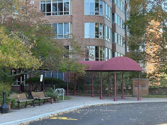 Highly sought Westpark 2 beds amp ; 2 baths condo with meeting room, library, gym, indoor swimming pool, whirlpool, sauna, community patio with Bar B Q, workshop, billiard room, bike ...