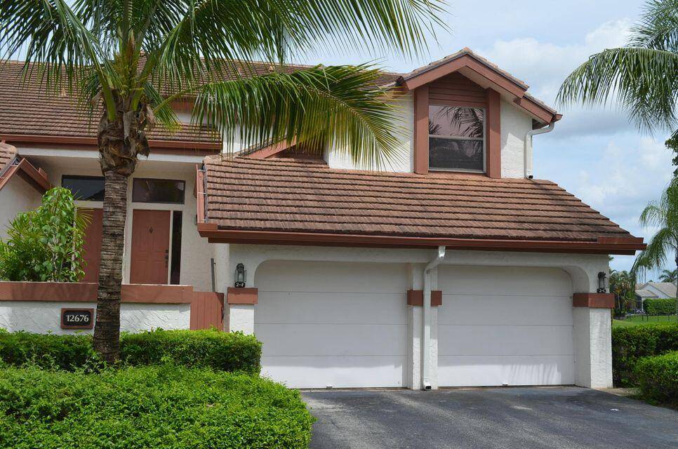 Lovely 3 2 condo overlooking the lake offers tranquil water views from most rooms with a spacious screened patio affording super privacy !