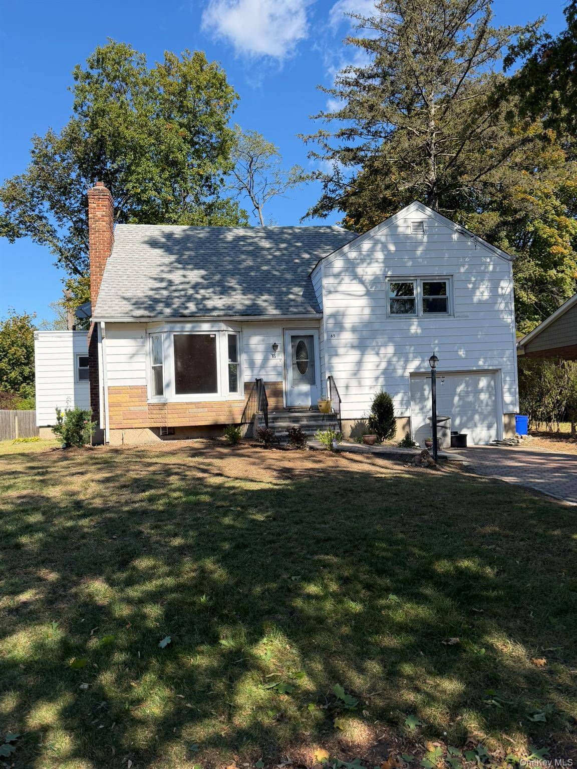 Welcome To This Fabulous Bright, Charming amp ; Spacious 4 Bedroom Split Home In The Hearth University Section Of Roslyn Heights With An Ensuite Bedroom On Main Level.